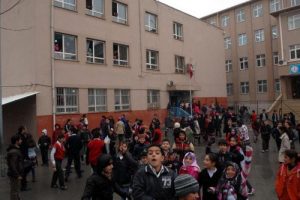 &Ouml;ğretmene sınıfta satırlı saldırı