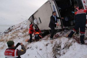 Y&uuml;rek burkan kaza: 2 &ouml;l&uuml;, 4 yaralı