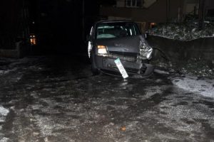 Buzda kayan kamyonet duvara &ccedil;arptı
