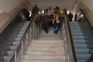 Merdivenlerden d&uuml;şerek &ouml;ld&uuml;