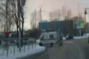 Kaza yapan ambulanstan yola fırladı