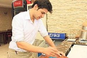 Emrah'ın oğlu Bursa'da garsonluk yapıyor