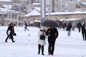 İstanbul'da kar yağışı etkisini s&uuml;rd&uuml;r&uuml;yor