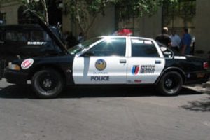 G&ouml;zaltına alınan kadın, polis arabasını ka&ccedil;ırdı