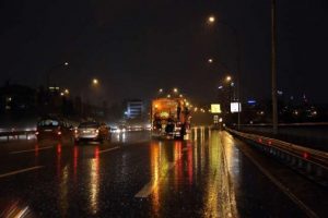 3 Bin 320 kişi karla m&uuml;cadele etti