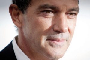 Banderas, Papa olacak