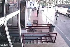 Sopalı saldırgan silahı b&ouml;yle sıktı