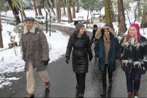 Bebek bekleyen &uuml;nl&uuml; şarkıcı sabah sporunda