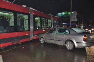 'İpekb&ouml;ceği'ne otomobil &ccedil;arptı