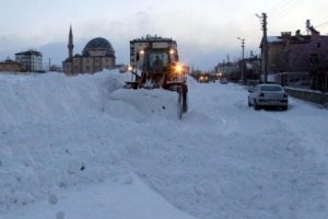 Kar yolları kapattı