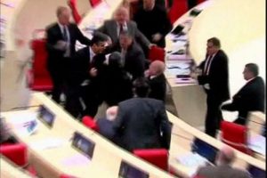 G&uuml;rc&uuml; vekiller birbirine girdi
