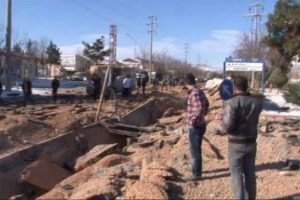 Doğalgaz boru hattı patladı yol ikiye ayrıldı