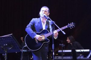 Ferhat G&ouml;&ccedil;er şarkılarıyla Bursa'yı ısıttı