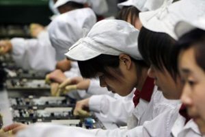 Apple &ccedil;ocuk iş&ccedil;i &ouml;l&uuml;m&uuml;n&uuml; soruşturuyor