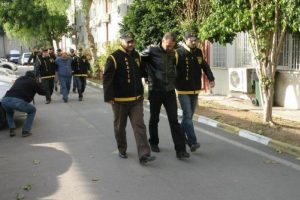 Askeri &uuml;niformaları &ccedil;alıp...