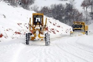Kar k&ouml;y yollarını kapattı