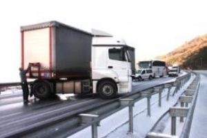 TIR, yolu trafiğe kapattı