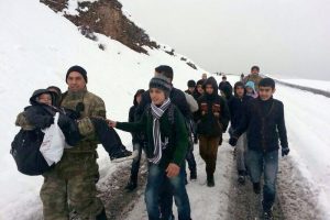 Karda mahsur kalan &ouml;ğrencilerin imdadına asker yetişti