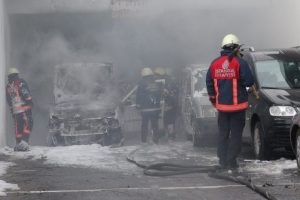 Emniyet M&uuml;d&uuml;rl&uuml;ğ&uuml; otoparkında korkutan yangın
