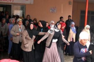 Kopan elektrik teline basınca...