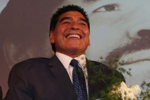 Maradona'ya İran milli forması!