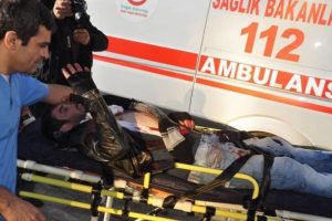 Boynundan bı&ccedil;aklandı