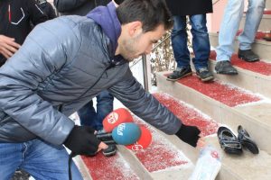 &Uuml;niversite &ouml;ğrencilerinden 'tuzlu ve terlikli' eylem