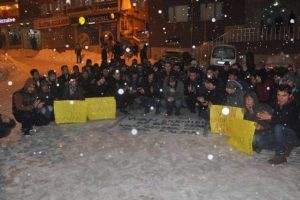 Karlı havada Van i&ccedil;in soyundular