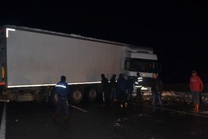 TIR Karadeniz sahil yolunu kapattı