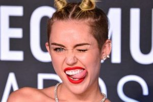 Miley Cyrus'ın dili sigortalandı!