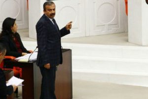Kot pantolonla Meclis'te