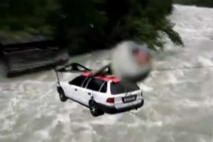 Otomobil teleferikle nehrin karşı tarafına taşındı