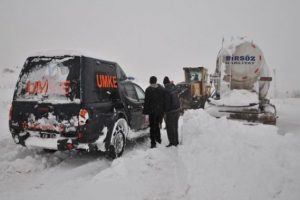 Şırnak'ta &ccedil;ok sayıda ara&ccedil; mahsur kaldı