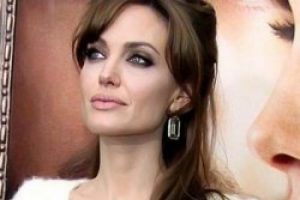 Angelina Jolie &ouml;ld&uuml; zannettiler