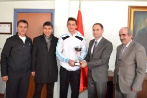 Futsal şampiyonu okuldan Şahin'e ziyaret