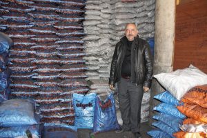 Kar onların y&uuml;z&uuml;n&uuml; g&uuml;ld&uuml;rd&uuml;