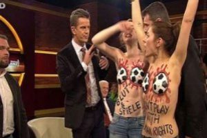 FEMEN Kızları canlı yayını bastı...