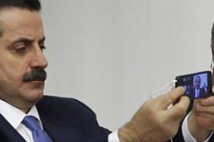 Bakan &Ccedil;elik de o modaya uydu