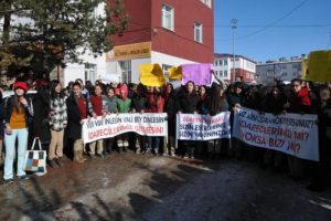 &Ouml;ğrencilerden '&ouml;ğretmen' eylemi