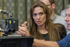 Angelina Jolie &ouml;ld&uuml; sandılar!