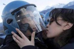 Polisi &ouml;pt&uuml;, hapse girdi
