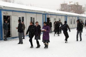 &Ouml;ğrenciler, 3 kıştır konteyner sınıflarda eğitim g&ouml;r&uuml;yor