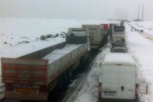 Y&uuml;zlerce ara&ccedil; binlerce insan mahsur