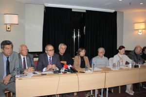 Laik devlet toplantısında baş&ouml;rt&uuml;s&uuml; tartışması