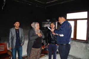 Evi yanan kadın yardım bekliyor