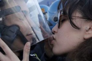 Kasklı polise &ouml;p&uuml;c&uuml;k taciz sayıldı