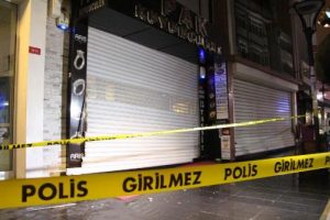 Kuyumcuyu soydular, kazada yakalandılar