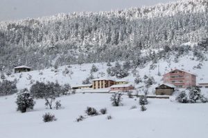 Karda mahsur kalan k&ouml;yl&uuml;ler kurtarıldı