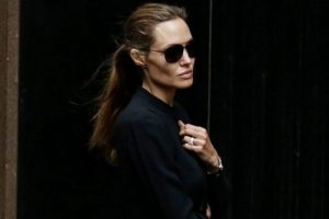 Angelina Jolie zayıflıktan bayıldı