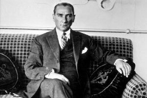 Atat&uuml;rk'&uuml;n cenazesi kalkmadan heykelini satmışlar